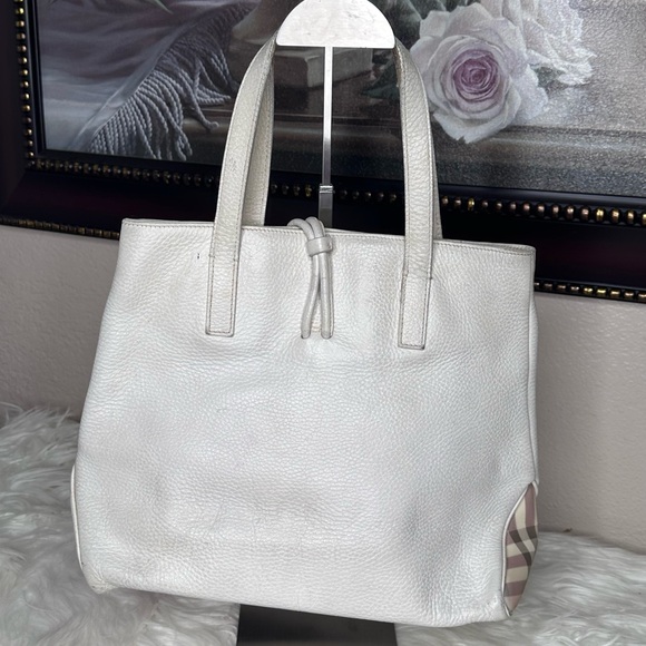 Elegant Burberry White Leather Tote Bag - Picture 10 of 16